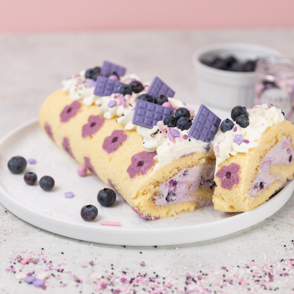 Blaubeer-Biskuitrolle mit Blumenmuster