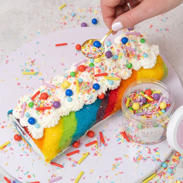 Regenbogen-Biskuitrolle mit Zitronencreme & Funfettis